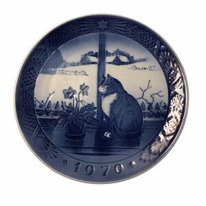 1970 Royal Copenhagen Vintage Christmas Plate Christmas Rose and Cat 7.25”